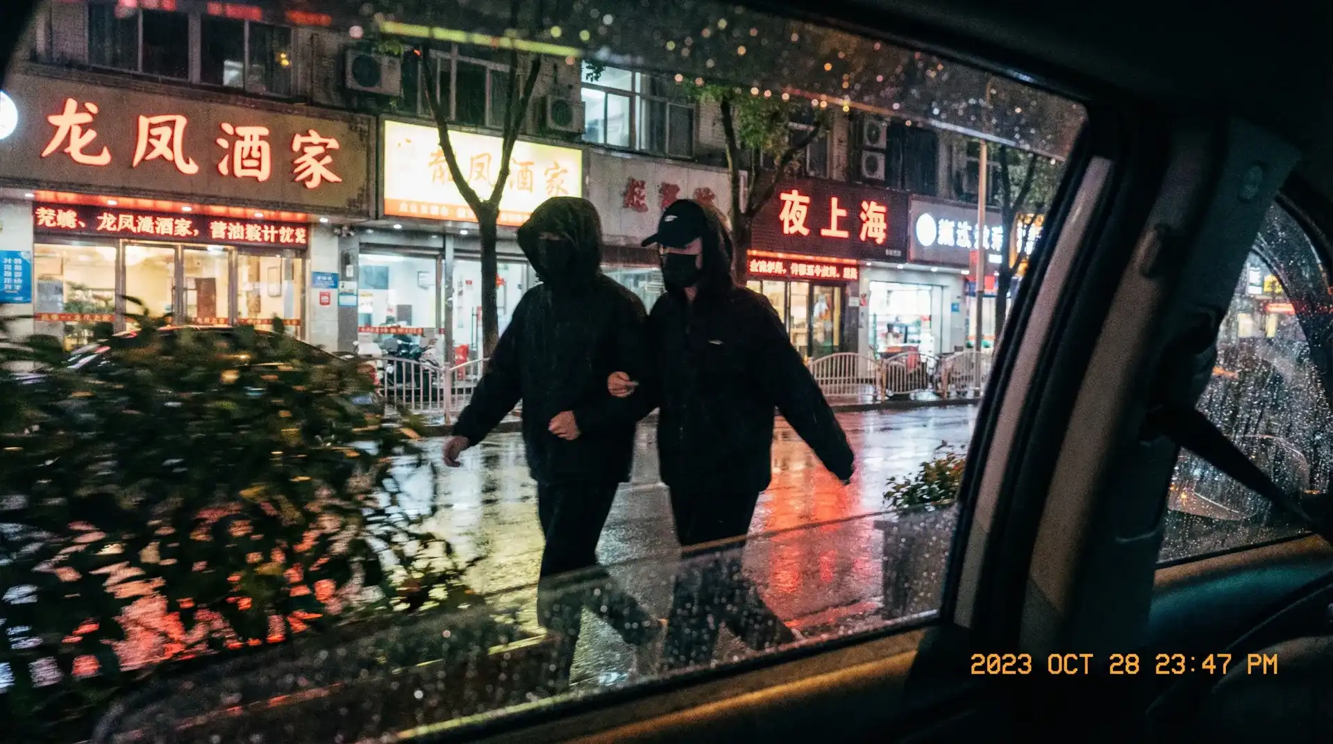 凤凰体育平台 - 顶流明星深夜密会现场抓拍照片